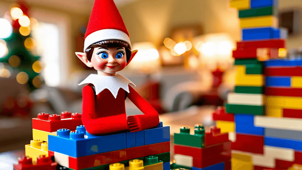 Rampenissen sitter stolt på toppen av et lite fort laget av stablede bøker og LEGO-klosser, omgitt av fargerike tape-murer, med fjernkontroller inni og et håndskrevet løsebrev ved siden av.